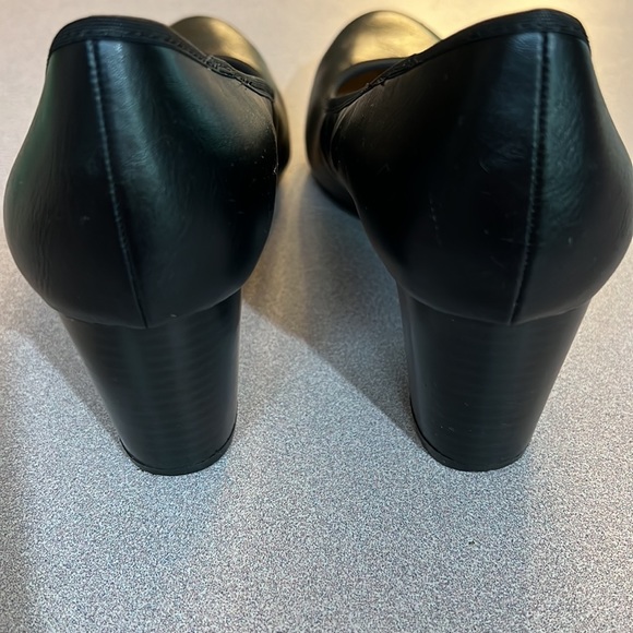 Naturalizer black leather pumps, size 8 M. - Picture 3 of 8